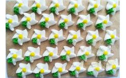 Cukrové ozdoby – kvety na platíčku (30 ks)