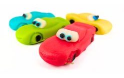 Jedlá figúrka 4 – červené závodné autíčko Blesk