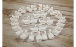 Cukrová dekorácia na tortu – malá labuť