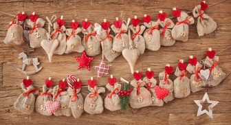 Jak vyrobit doma vlastní adventní kalendář a čím ho naplnit?