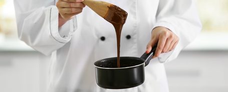 Rozdíl mezi elastickými a neelastickými polevami