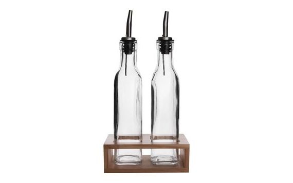 SKLENENÁ FĽAŠA OCOT/OLEJ 2 KS + DREVENÝ STOJAN