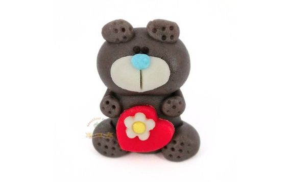 PŘÍLEŽITOSTNÁ POSTAVIČKA - MEDVÍDEK ŠEDÝ S ČERVENÝM SRDÍČKEM