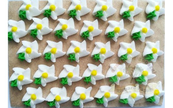 CUKROVÉ OZDOBY – KVETY NA PLATÍČKU (30 KS)