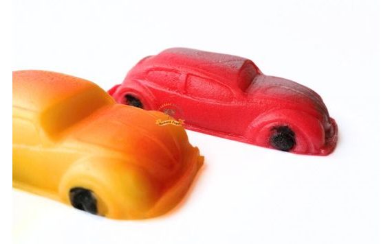 JEDLÁ FIGÚRKA 4 – ČERVENÉ AUTO