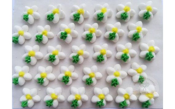 CUKROVÉ OZDOBY – KVETY NA PLATÍČKU 26 (30 KS)