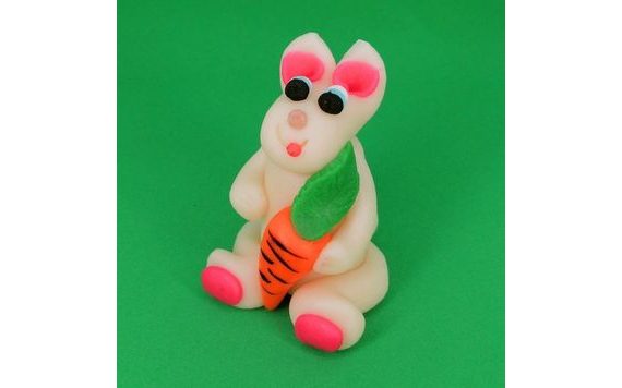 FIGURKA 3D 60G ZAJÍC BÍLÝ S MRKVIČKOU