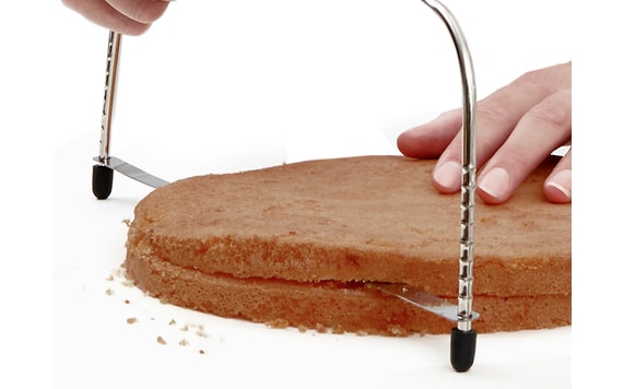 CAKE LEVELLER WITH A SERRATED BLADE