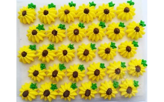 CUKROVÉ OZDOBY – KVETY NA PLATÍČKU 3 (30 KS)