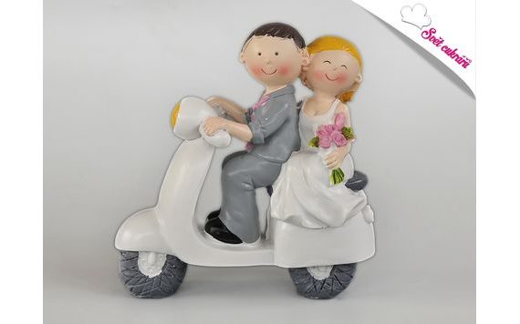 CAKE TOPPER - NEWLYWEDS 12 CM ON A SCOOTER