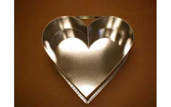 CAKE TIN HEART MIDDLE-SIZED 240 MM