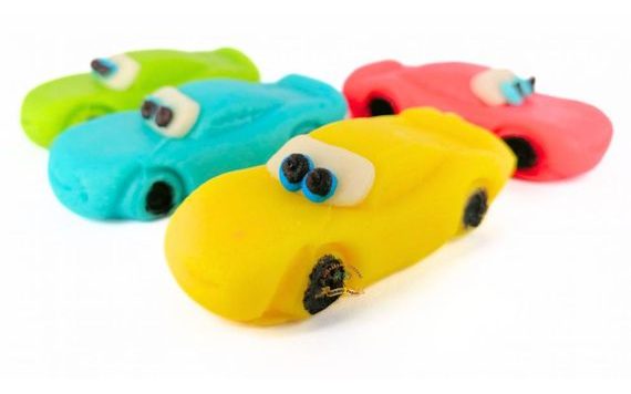 JEDLÁ FIGÚRKA 4 – PRETEKÁRSKE AUTÍČKO ŽLTÉ