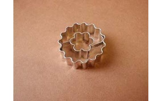 KISZÚRÓ GÖMBÖLYŰ, GÖNDÖRÍTETT / VIRÁG NAGYOBB