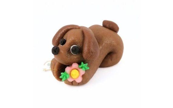 PŘÍLEŽITOSTNÁ POSTAVIČKA PES PEJSEK HNĚDÝ S KYTIČKOU