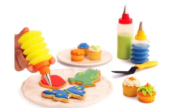 CAKE DECORATING PIPING CONTAINERS WITH PIPING NOZZLES 16 PC.