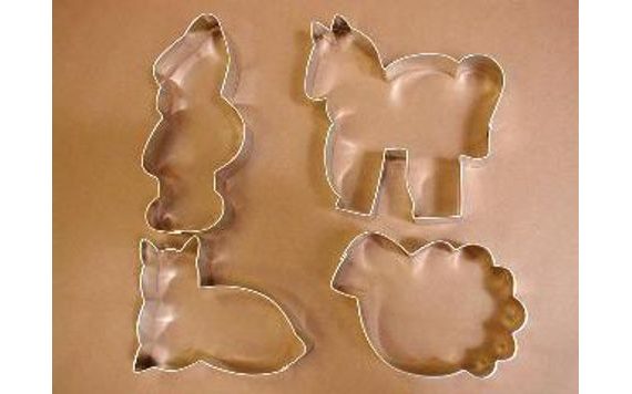 SET OF DOUGH CUTTERS - FIGURES WITH A DWARF