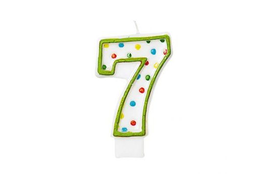 7-ES SZÁMÚ TORTA GYERTYA PÖTTYÖKKEL