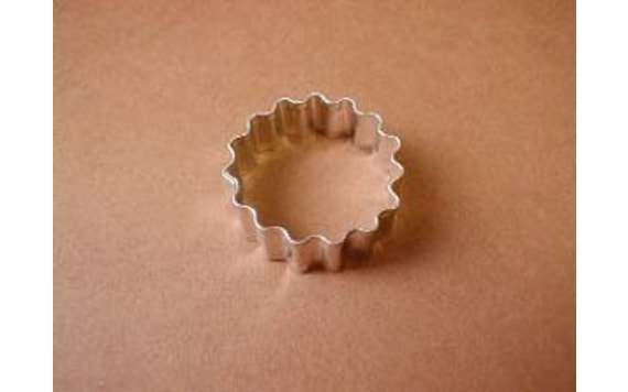 DOUGH CUTTER CIRCLE CRINKLED SMALL