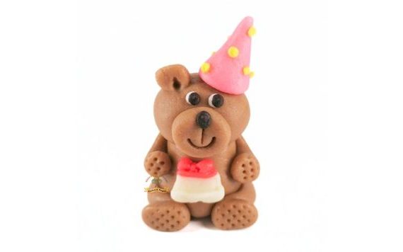 3D FIGÚRKA 60 G (NARODENINOVÝ MEDVEDÍK S RUŽOVOU ČIAPKOU)