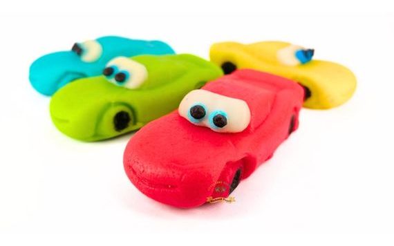 JEDLÁ FIGÚRKA 4 – ČERVENÉ ZÁVODNÉ AUTÍČKO BLESK