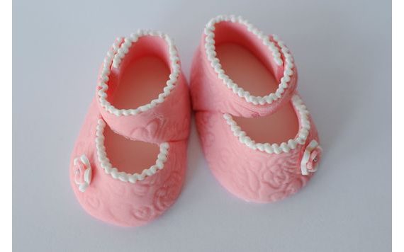 CUKROVÁ DEKORÁCIA NA TORTU – DETSKÉ PAPUČKY (SAMOSTATNÁ)