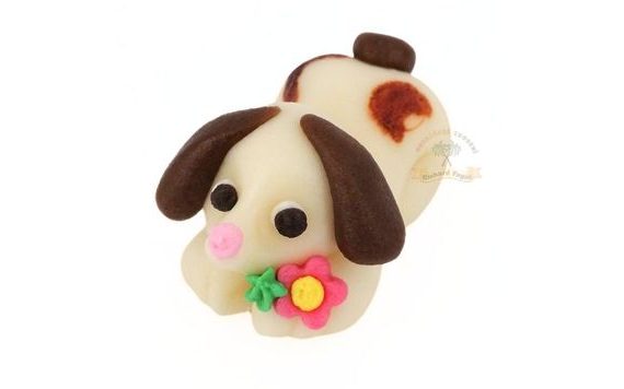 PŘÍLEŽITOSTNÁ POSTAVIČKA PES PEJSEK STRAKATÝ S KYTIČKOU