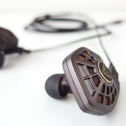 Recenze polootevřených in-ear sluchátek Audeze iSINE 20