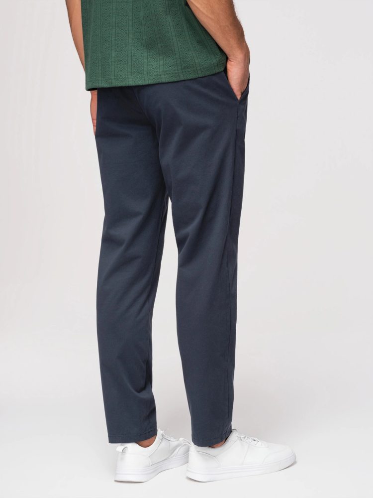 Elegantné pánske chinos nohavice tmavo modré