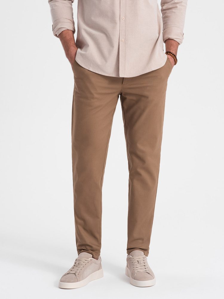 E-shop Chinos hnedé nohavice klasického strihu s jemnou textúrou V2 PACP-0190
