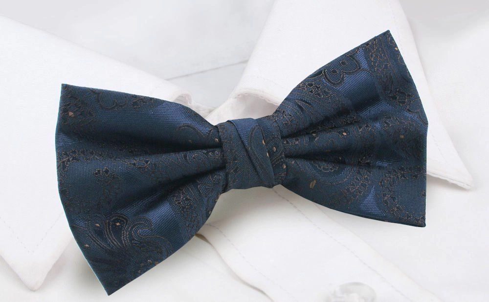 Elegantný tmavomodrý pánsky motýlik so vzorom