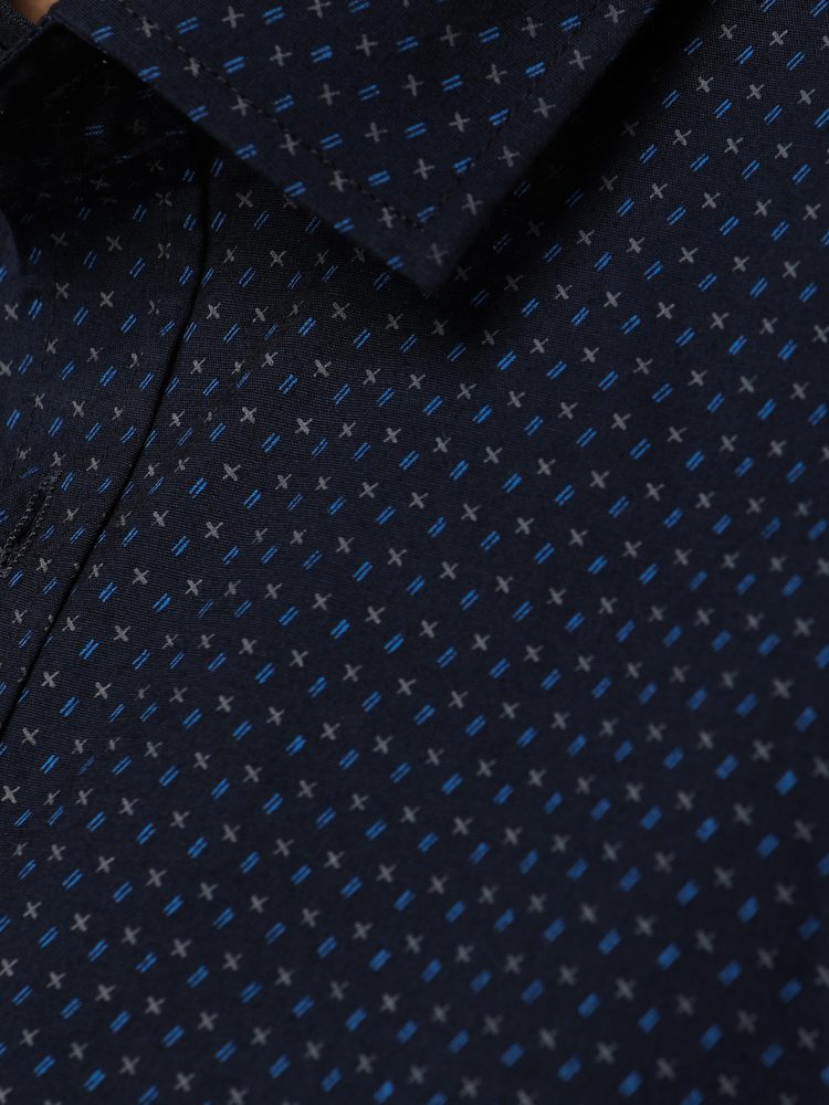 Trendy košeľa pre mužov s drobným vzorom granátová