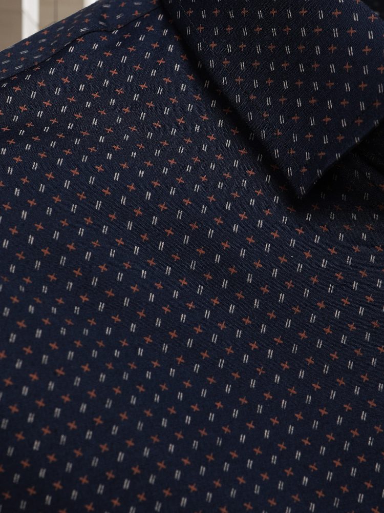 Trendy košeľa pre mužov s drobným vzorom granátová