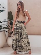 Široké nohavice s opaskom maskáčové FLOWES