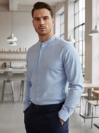 Nadčasová modrá pánska košeľa so stojačikom