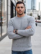 Svetlošedý pletený sveter s módnymi dierami