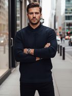 Trendy vlnený sveter na zimu v modrej farbe