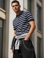 Módna tmavomodrá pánska polokošeľa s pásikovým vzorom