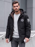 Čierna pánska zimná bunda s trendy nášivkami