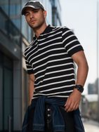 Módna čierna pánska polokošeľa s pásikovým vzorom