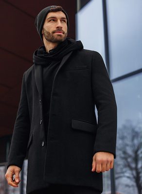 mestský pánsky outfit - čierny kabát, čierna mikina, čierna čiapka