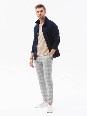 smart casual dress code - modrý kabát, béžový sveter, kockované sivé nohavice