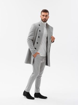 pánska outfit na rande v sivej farbe, sivý kabát, sivý rolák a sivé elegantné nohavice