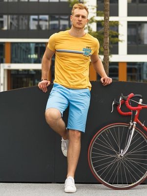 pánsky letný outfit - žlté tričko, svetlo modré chinos kraťasy