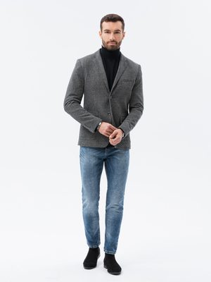 pánsky smart casual outfit - šedé sako, čierny rolák, modré rifle