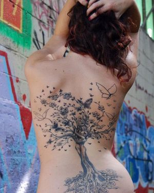 tetovanie na chrbte - strom s motýľami