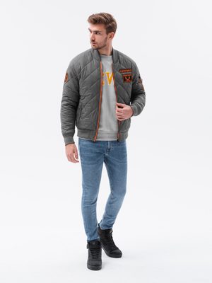 sivá bomber bunda, mikina, svetlé pánske rifle