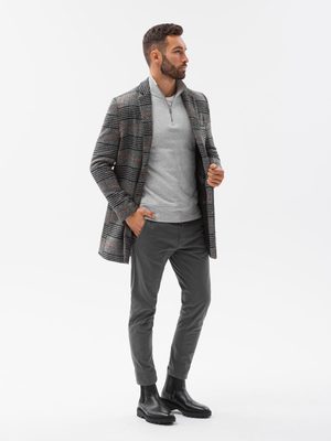 šedý pánsky kabát, šedé chino nohavice, sivý sveter na zips
