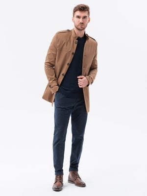 smart casual dress code - pánsky hnedý kabát, tmavomodré chino nohavice, hnedé elegantné topánky, tmavomodré tričko