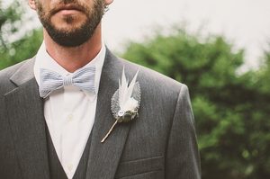 svadba, sivý svadobný oblek, biela pánska košeľa