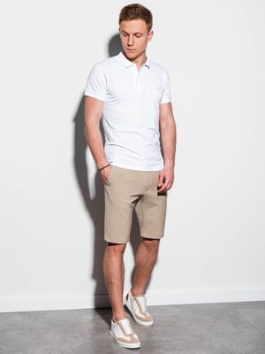 pánsky letný outfit - biela polokošeľa, béžové chinos nohavice